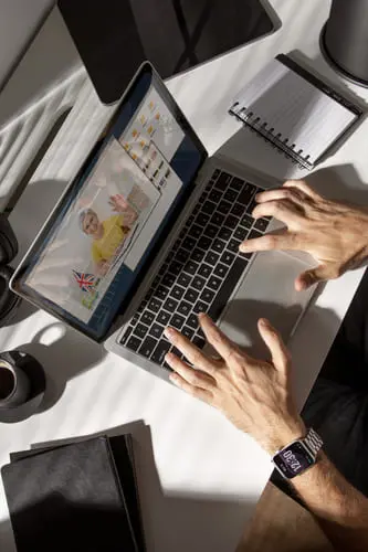Vu d'en haut d'un freelance WordPress qui travaille sur son PC
