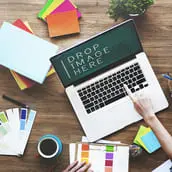 Photos d'un designer WordPress qui choisit les couleurs et utilise son PC avec écrit mettez ici