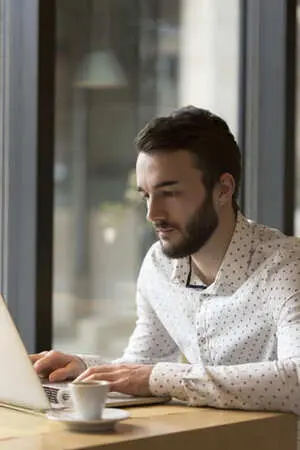Vu de face d'un freelance WordPress travaillant sur son PC
