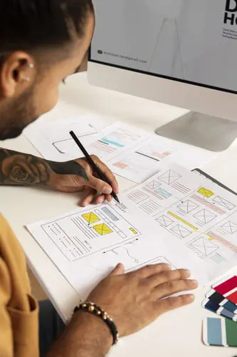 Vu d'en haut D'un freelance algérien qui conception la structure d'un site web sur du papier
