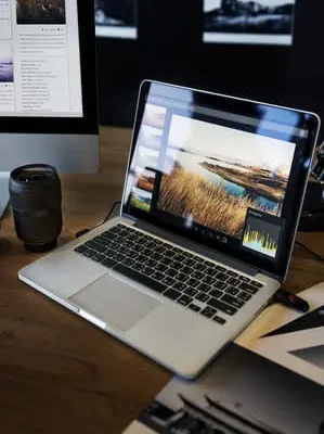 Un PC portable qui affiche la retouche du design d'une image