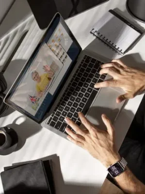 Un freelance WordPress que crée un design de site web sur son PC